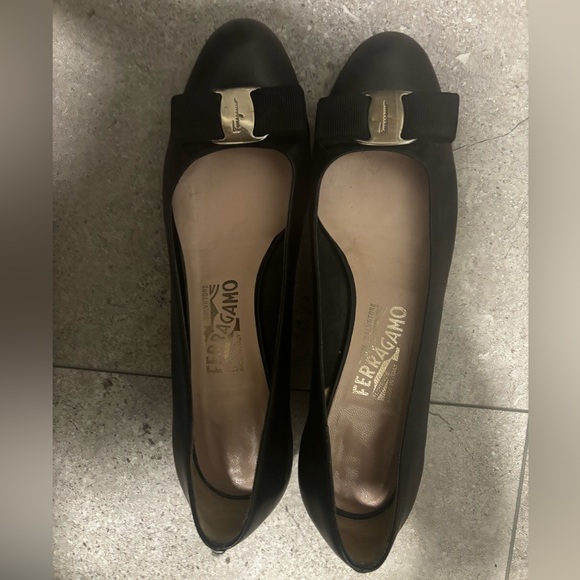 Ferragamo Women’s Vara Pump, black, size 8.5 - Picture 1 of 4